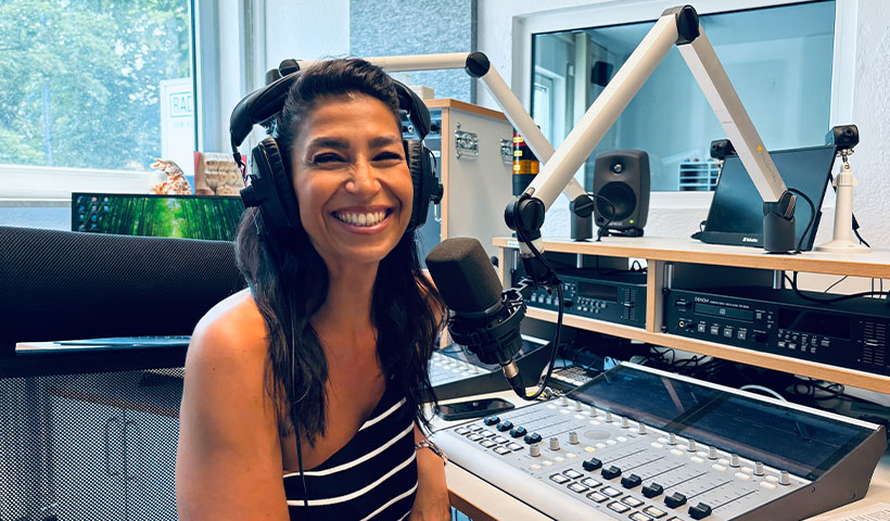 Asli Yilmaz im Studio bei Radio Rüsselsheim