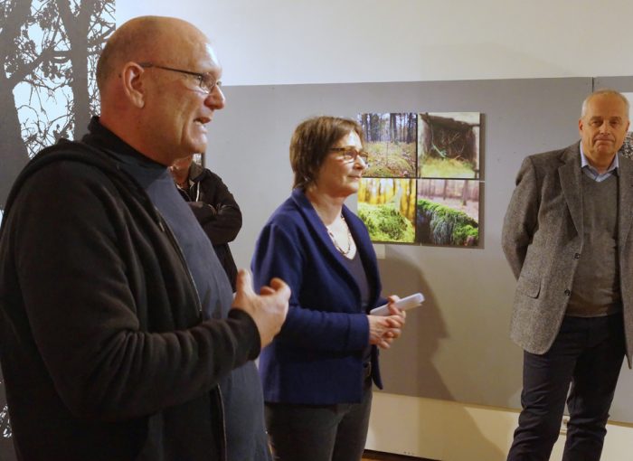 Fotografen Frank Möllenberg, die Leiterin des Stadtarchivs, Gudrun Senksa (Mitte), sowie Reinhard Ebert, städtischer Bereichsleiter für Natur- und Umweltschutz (Hintergrund) bei der Ausstellungseröffnung
