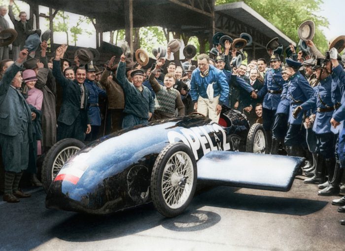 Hut ab vor dieser Leistung: Fritz von Opel wird nach seinem wilden Ritt im RAK 2 gefeiert. Das ursprüngliche Schwarzweiß-Pressefoto von 1928 hat Opel anlässlich des 90. Jubiläums der Rekordfahrt auf Basis historischer Fakten aufwändig koloriert.