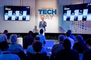 Willkommen in Rüsselsheim: Opel CEO Michael Lohscheller begrüßt das Experten-Publikum zum Tech Day.