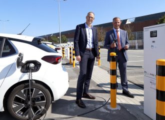 Oberbürgermeister Udo Bausch (li) und Ralph Wangemann, Arbeitsdirektor der Opel Automobile GmbH, nehmen die erste Rüsselsheimer Ladefarm mit 152 Ladepunkten in Betrieb.